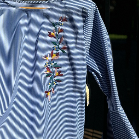 ✨Host pick ✨Ladies Blue & White Stripe Floral Embroidered Bell Sleeve To… - Picture 13 of 16